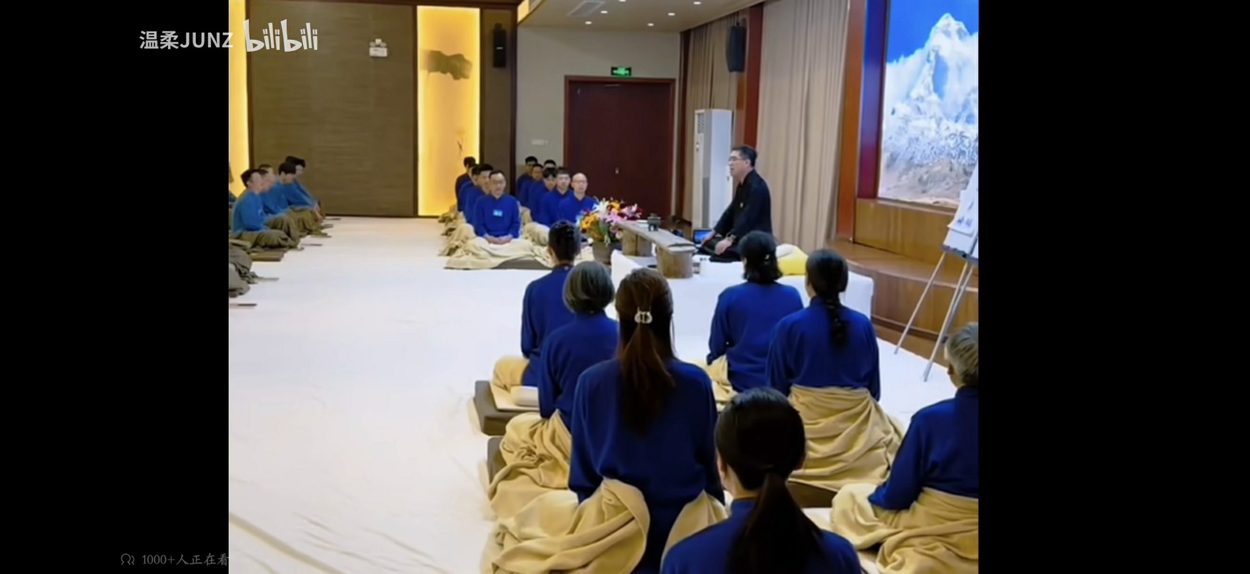 如是书院课堂现场:学员穿统一服装坐在蒲团上听讲,讲师坐在前方中间