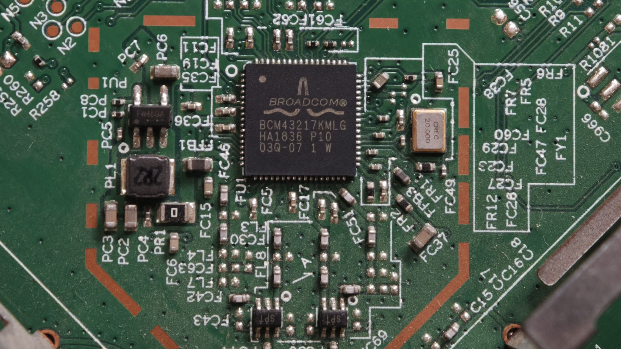 无线芯片丝印特写：Broadcom BCM43217KMLG HA1836 P10，QFN 封装，旁边是 20MHz 晶振