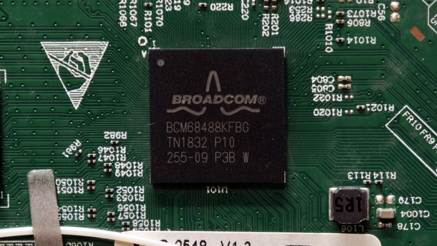 主控芯片丝印特写：Broadcom BCM68488KFBG TN1832 P10 255-09 P3B W，BGA 封装