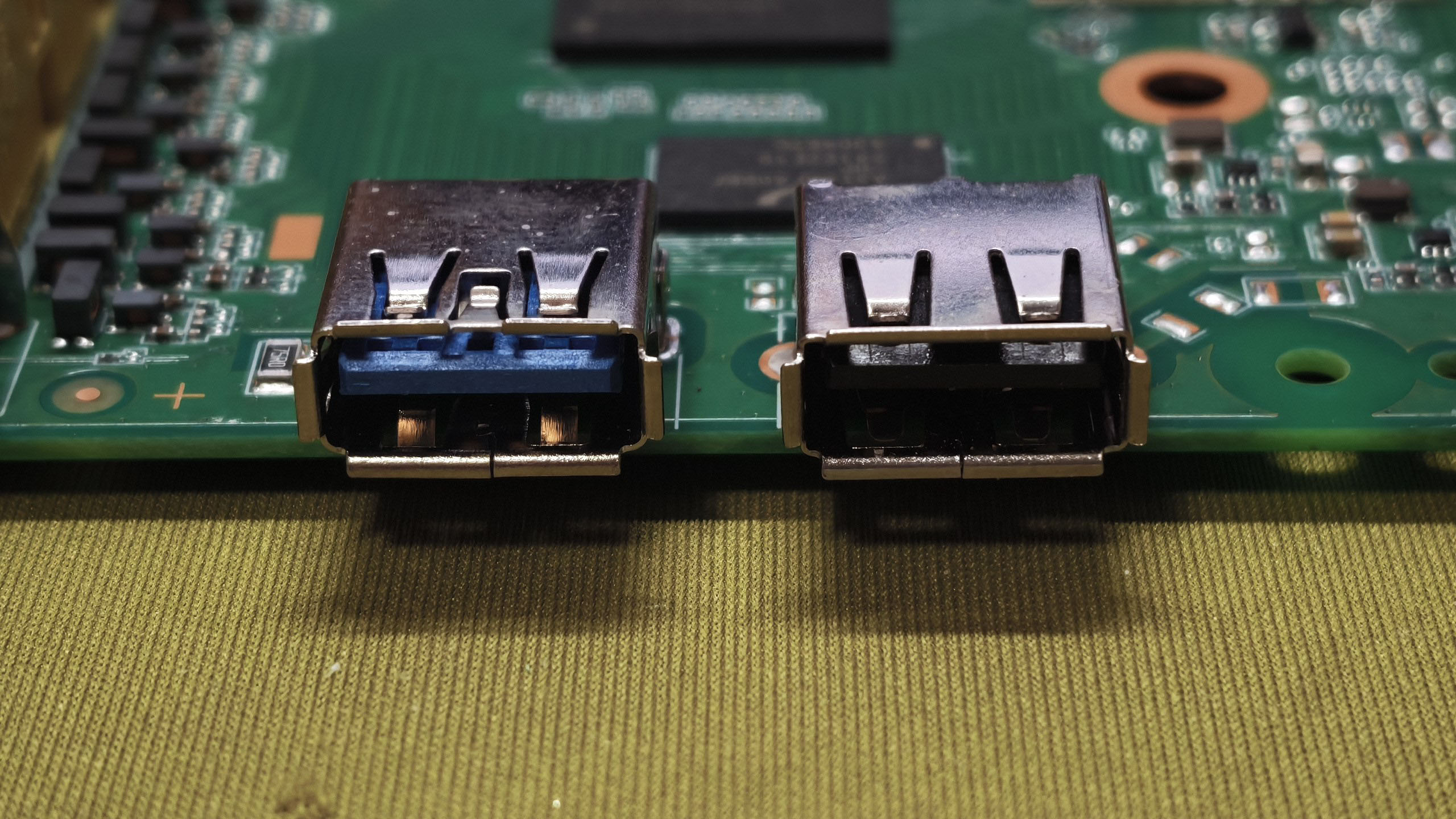 中国移动 F7005MV3 主板上的两个 USB-A 母口,左侧为蓝色胶芯,右侧为黑色胶芯