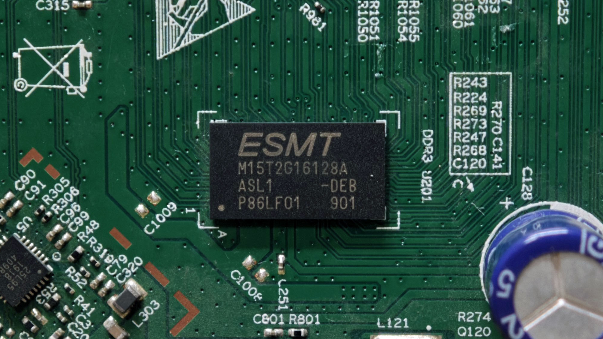 内存芯片丝印特写：ESMT M15T2G16128A，2Gbit DDR3，单颗 256MB