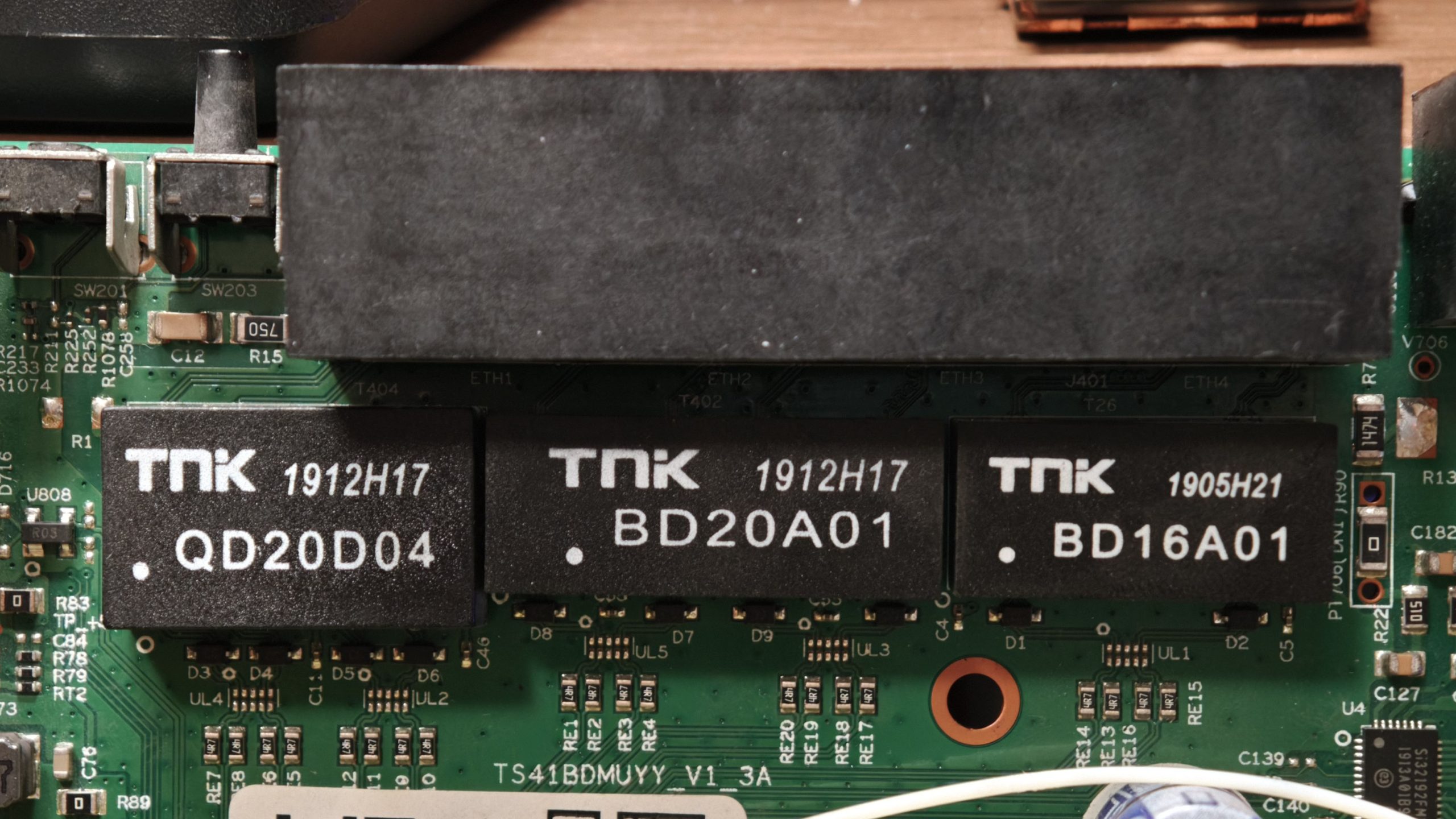 网口隔离变压器特写：三颗 TNK 变压器，丝印分别为 QD20D04、BD20A01、BD16A01
