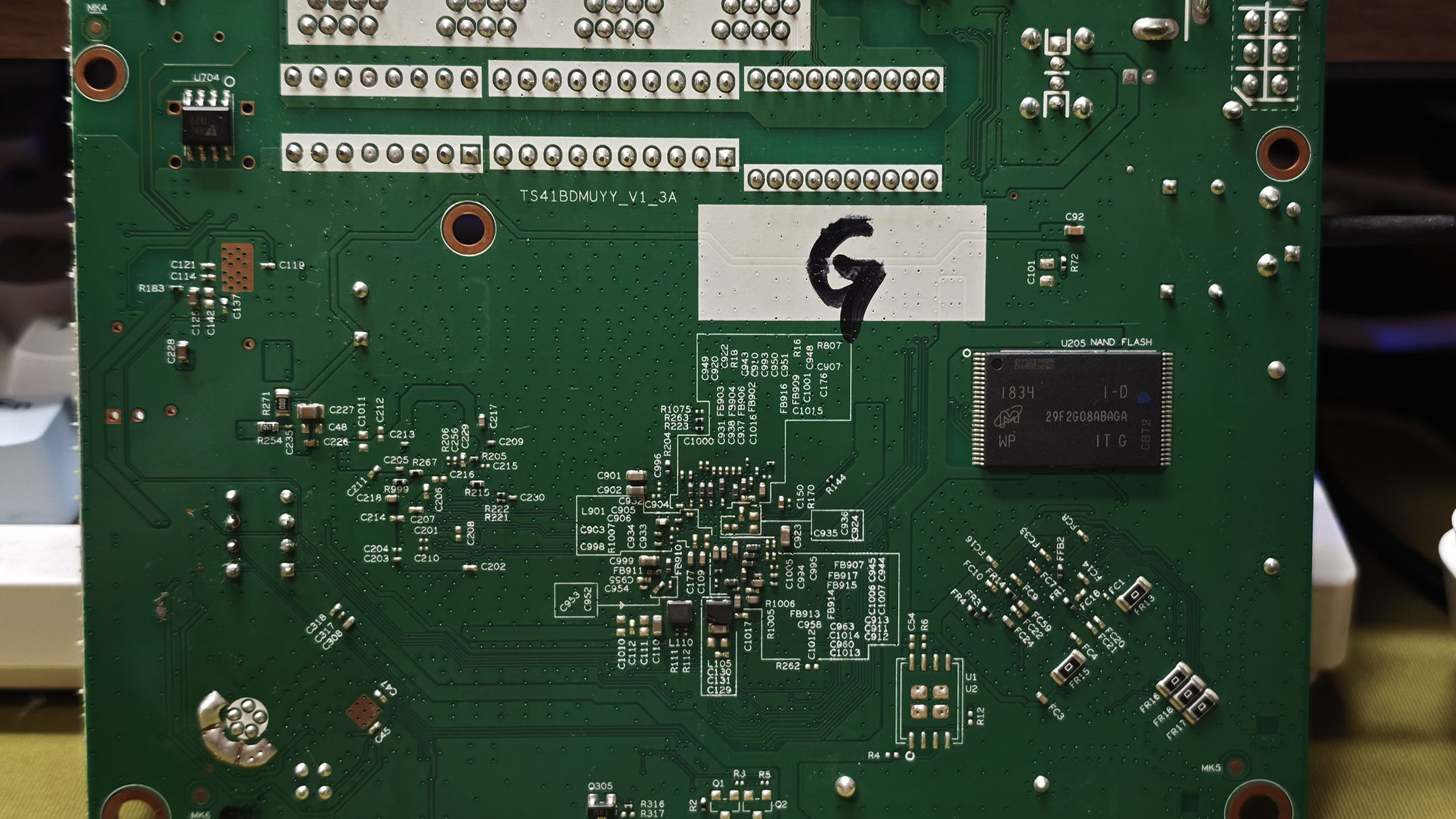 KD-YUN-811G 主板背面：右侧是 Micron NAND 闪存，中间一片电源与滤波元件，板号丝印 TS41BDMUYY_V1_3A