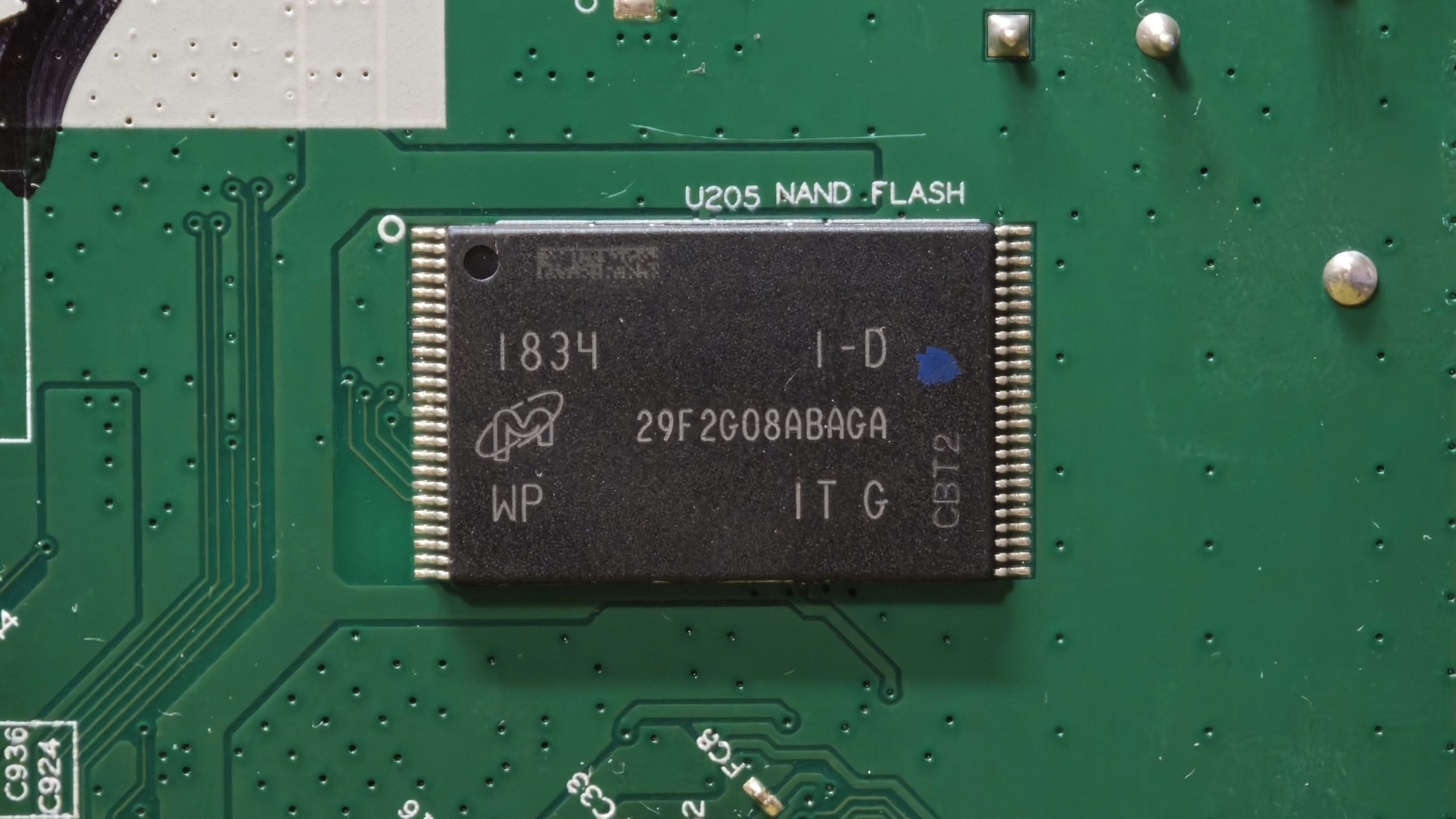 闪存芯片丝印特写：Micron 29F2G08ABAGA，丝印位号 U205 NAND_FLASH
