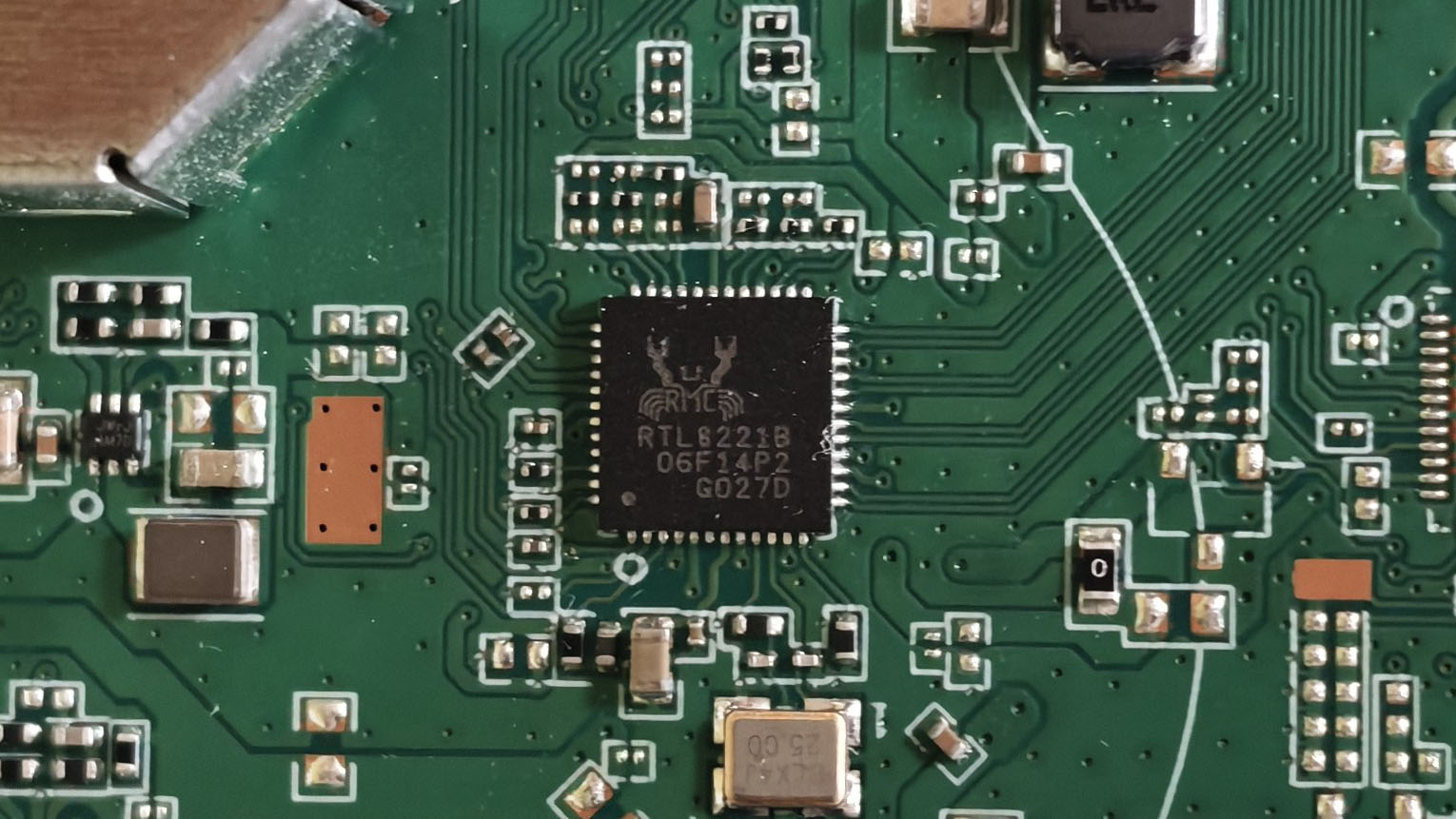 Realtek RTL8221B 2.5G 以太网 PHY 芯片丝印特写