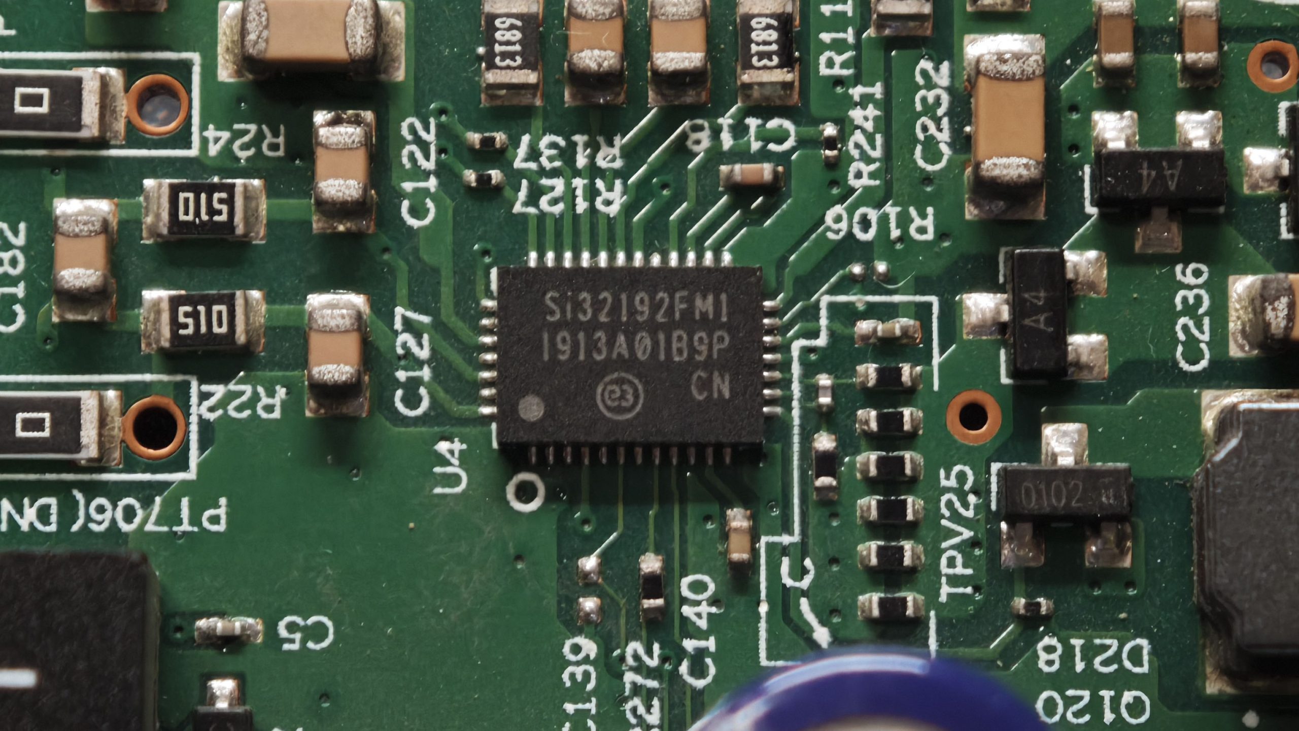 电话芯片特写：Silicon Labs Si32192FM1 ProSLIC，位号 U4，丝印 1913A0198P，周边是话机侧的阻容