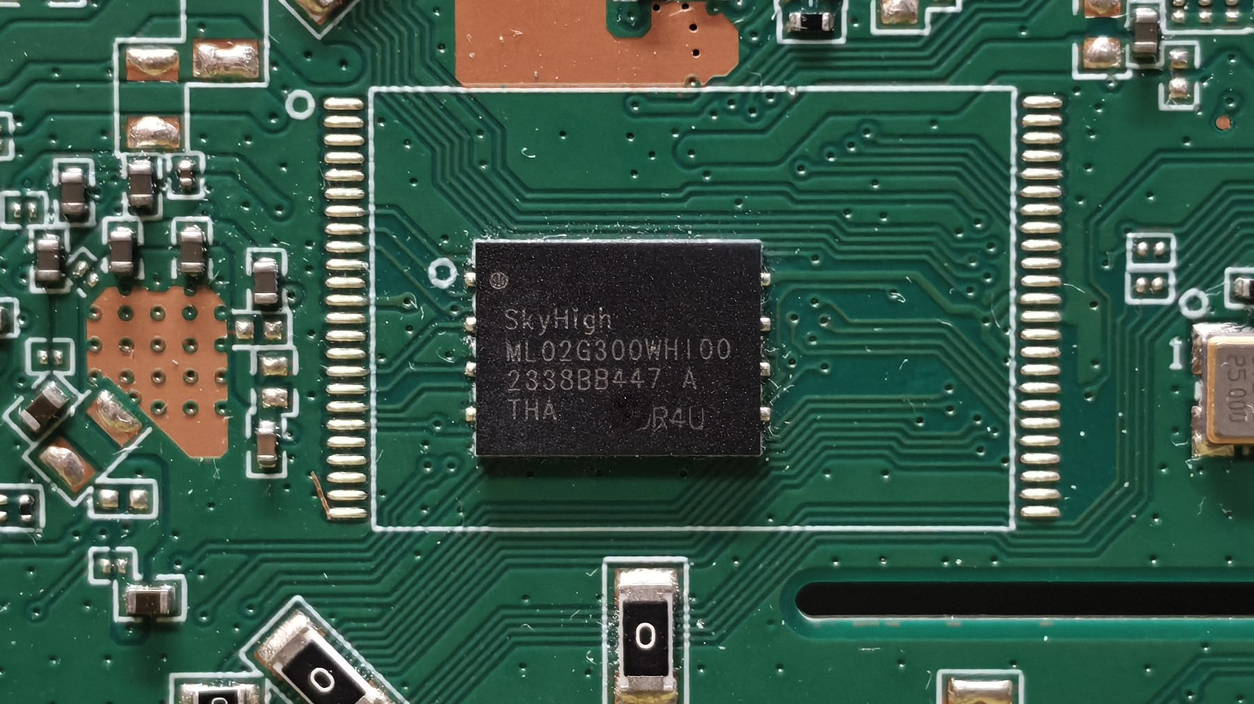 SkyHigh ML02G300WHI00 闪存芯片丝印特写,2Gb SPI NAND