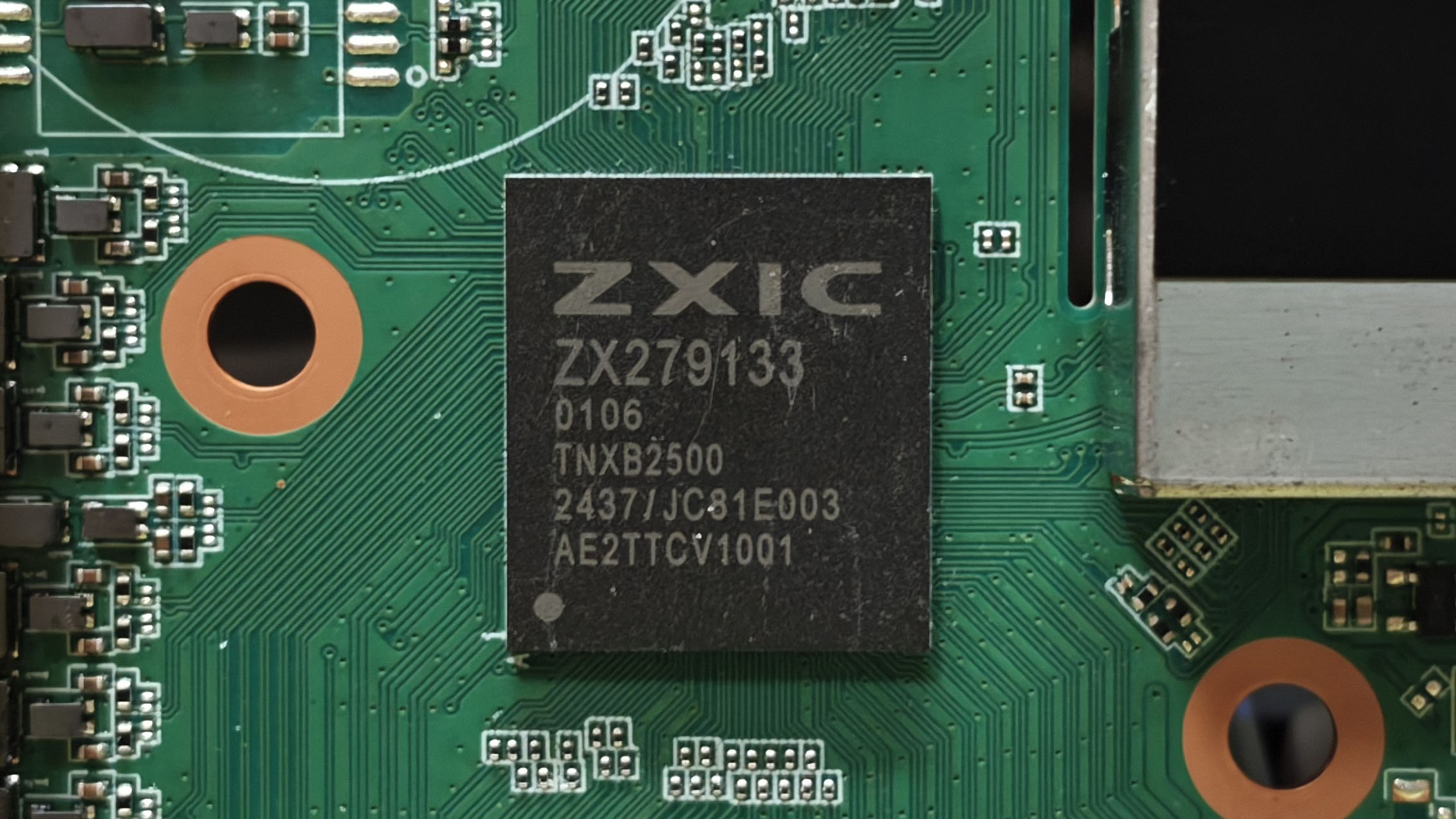 中兴微 ZX279133 主控芯片丝印特写:ZXIC、ZX279133、0106 TNXB2500、2437/JC81E003,BGA 封装